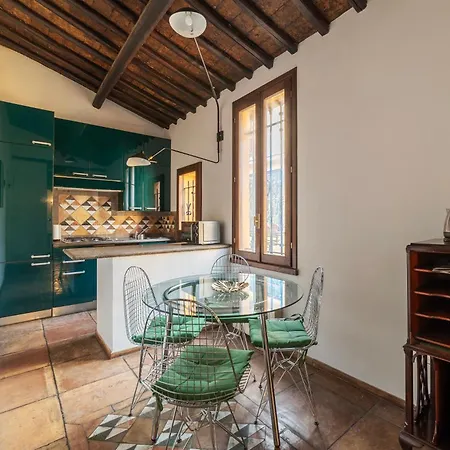 Guesthost - Cozy Trevi Romance